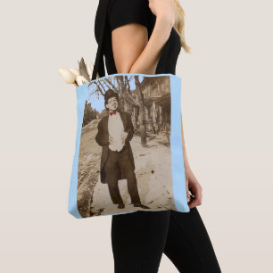Jugendlicher aus den 1920er Jahren mit klassischem Tasche