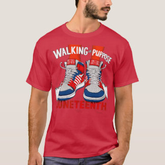 Jugendschuhe steigen in Juneteenth ein, gehen mit T-Shirt