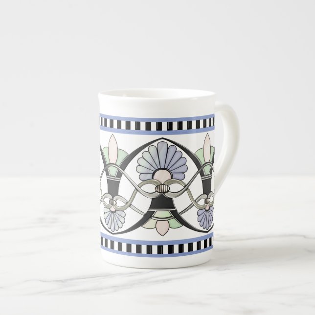 Jugendstil-Pastel-Muscheln, Lilien und Schwarze St Prozellantasse (Vorderseite Rechts)