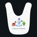 Juggling Snowman Baby's First Christmas Lätzchen<br><div class="desc">Ein niedlicher Jonglier-Schneemann,  ein Geschenk und ein skurriler Weihnachtsbaum. Passen Sie den Namen des Babys an!</div>