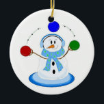 Juggling Snowman Keramikornament<br><div class="desc">Ein cooler Schneemann,  der rote,  blaue und grüne Bälle jongliert. Alles in seinen Ohrmuffs und Schal verpackt.</div>
