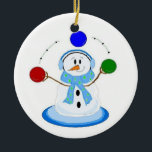 Juggling Snowman Keramikornament<br><div class="desc">Ein cooler Schneemann, der rote, blaue und grüne Bälle jongliert. Alles in seinen Ohrmuffs und Schal verpackt.</div>