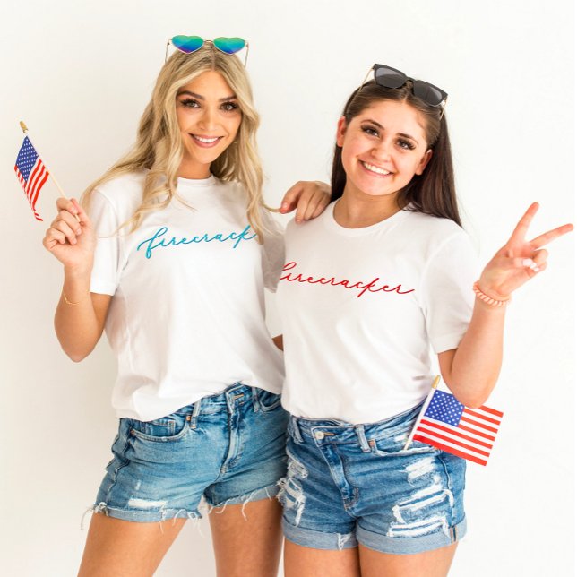 Juli Firecracker Minimalistisches blaues Script T-Shirt (Von Creator hochgeladen)