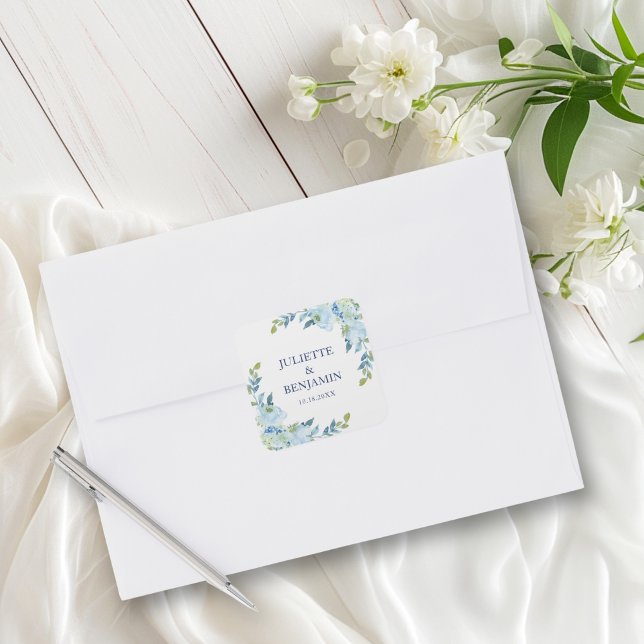 Juliette Blue Wedding Umschlag Aufklebers Quadratischer Aufkleber (These dusty blue, floral envelope seals are perfect for a vintage or romantic wedding)