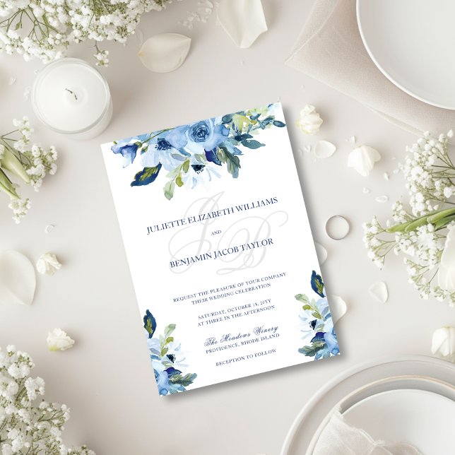 Juliette Elegant Dusty Blue Floral Wedding Einladung (Vintage floral blue wedding invitation with calligraphy script)