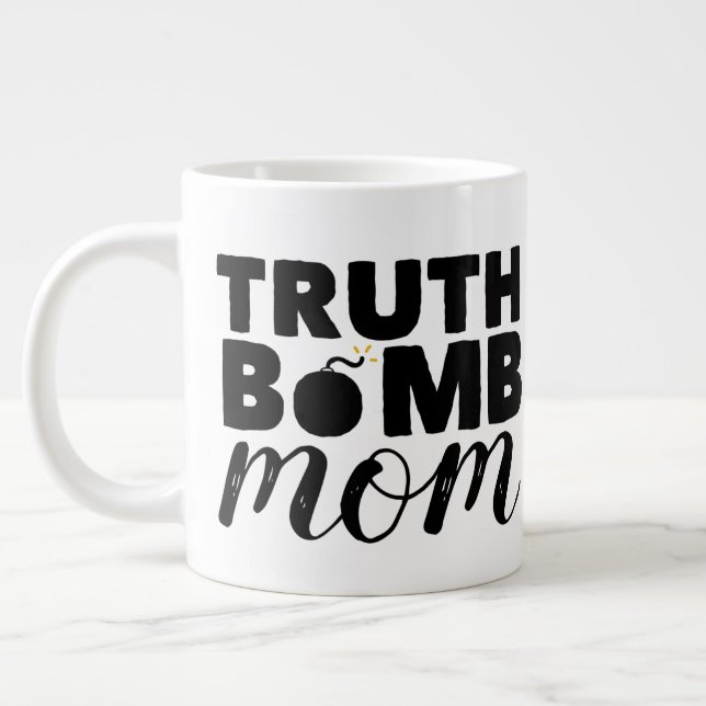 Jumbo Coffee Tasse Wahre Bomb Mama Textlogo (Links)