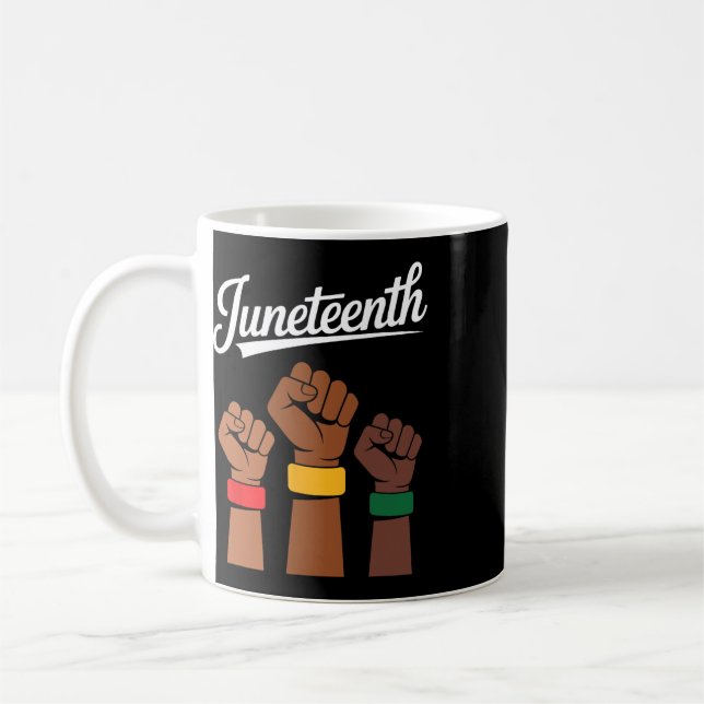 Juneteenth 1865 erhobene Fäuste Schwarze Geschicht Kaffeetasse (Links)