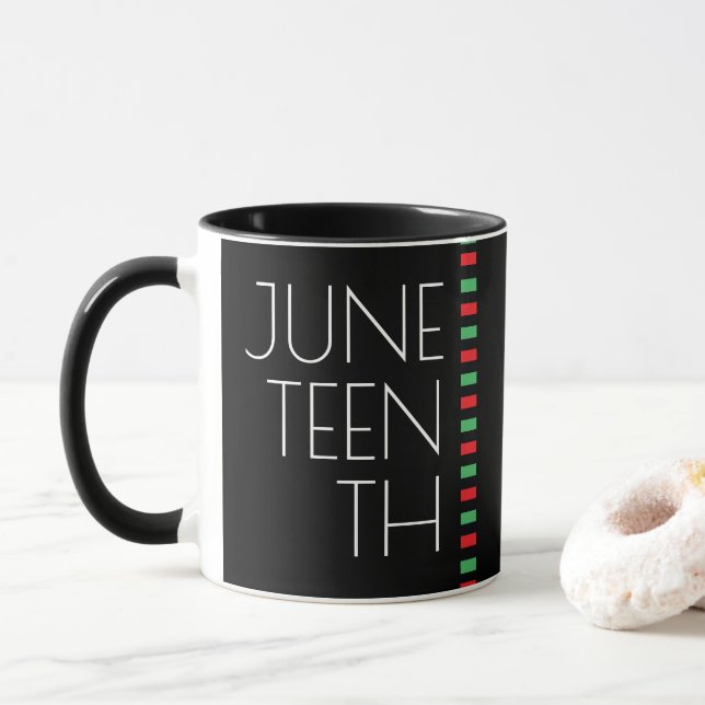 Juneteenth Red Black Green Holiday Tasse (Mit Donut)