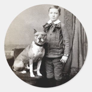 Junge 1890 und sein amerikanisches Staffordshire Runder Aufkleber