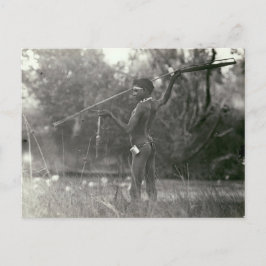 Junge Aborigine-Jäger mit Speer und Woomera Postkarte