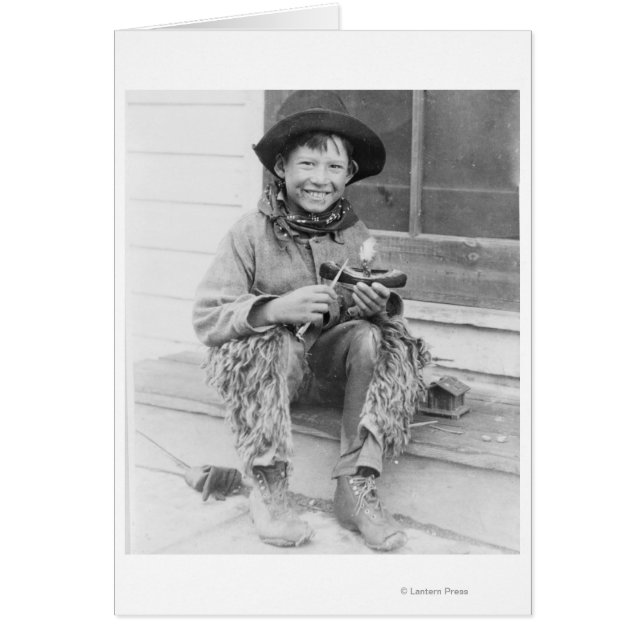 Junge als Cowboy mit Spielzeug verkleidet (Vorne)