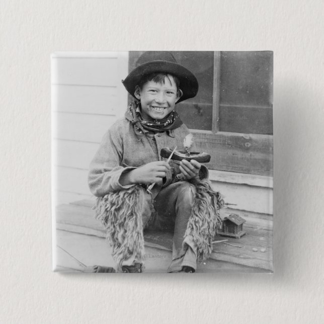 Junge als Cowboy mit Spielzeug verkleidet Button (Vorderseite)