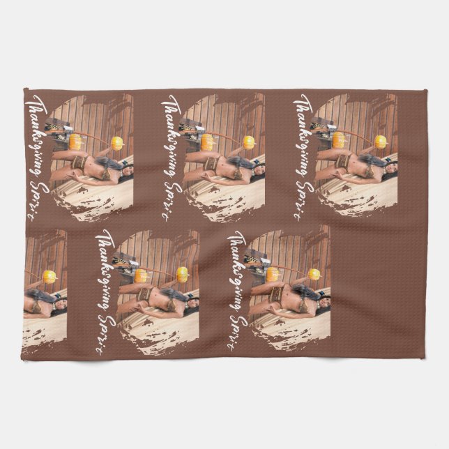 Junge amerikanische Ureinwohner posieren auf der H Geschirrtuch (Horizontal)