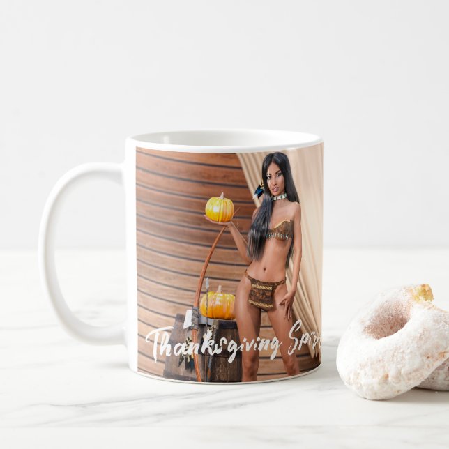 Junge amerikanische Ureinwohner posieren auf der H Kaffeetasse (Mit Donut)