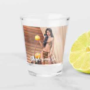Junge amerikanische Ureinwohner posieren auf der H Schnapsglas