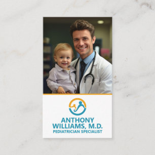 Junge Ärztin hält lächelndes Kind Visitenkarte