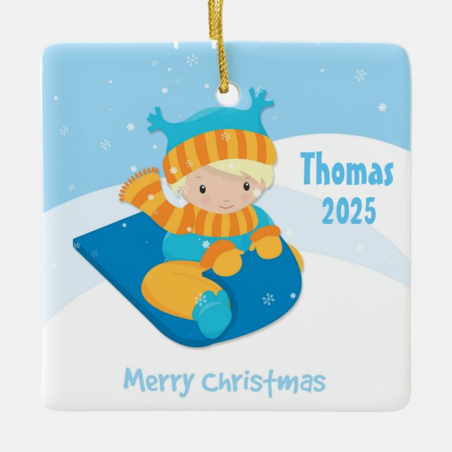Junge auf Schlitten, Weihnachten Keramikornament (Vorderseite)