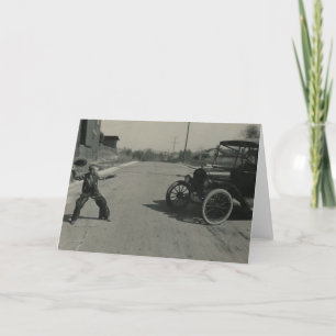 Junge bindet Auto Karte