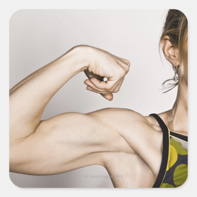 Junge blonde weibliche Flex Bicep Muskel während Quadratischer Aufkleber (Vorderseite)