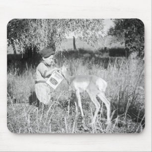 Junge, der Antilope füttert Mousepad