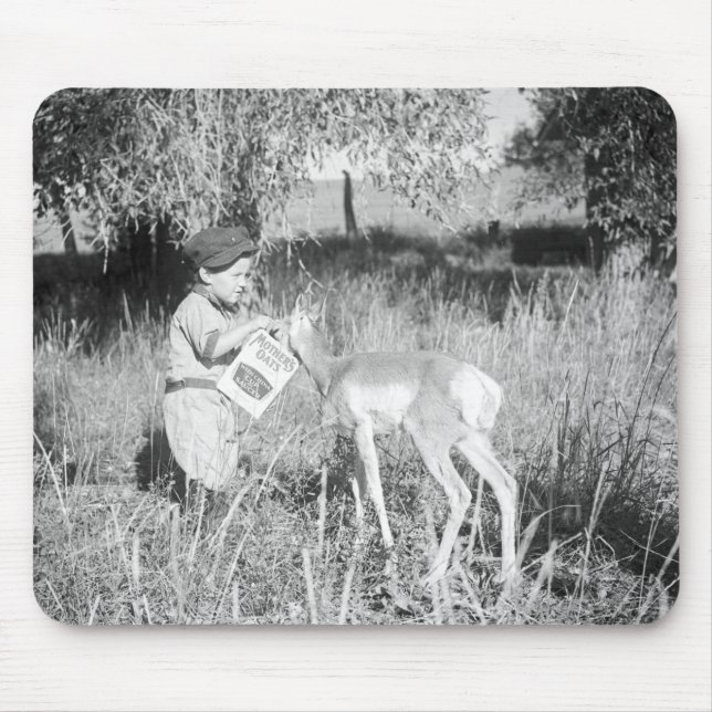 Junge, der Antilope füttert Mousepad (Vorne)