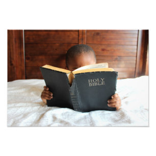 Junge, der die heilige Bibel liest Fotodruck