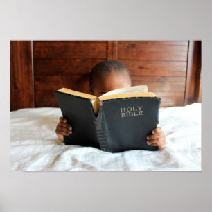 Junge, der die heilige Bibel liest Poster