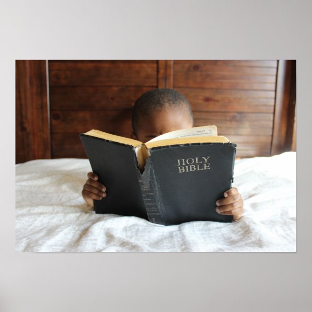 Junge, der die heilige Bibel liest Poster (Vorne)