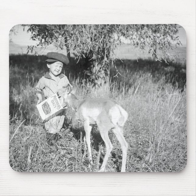 Junge, der eigenhändig Antilope füttert Mousepad (Vorne)