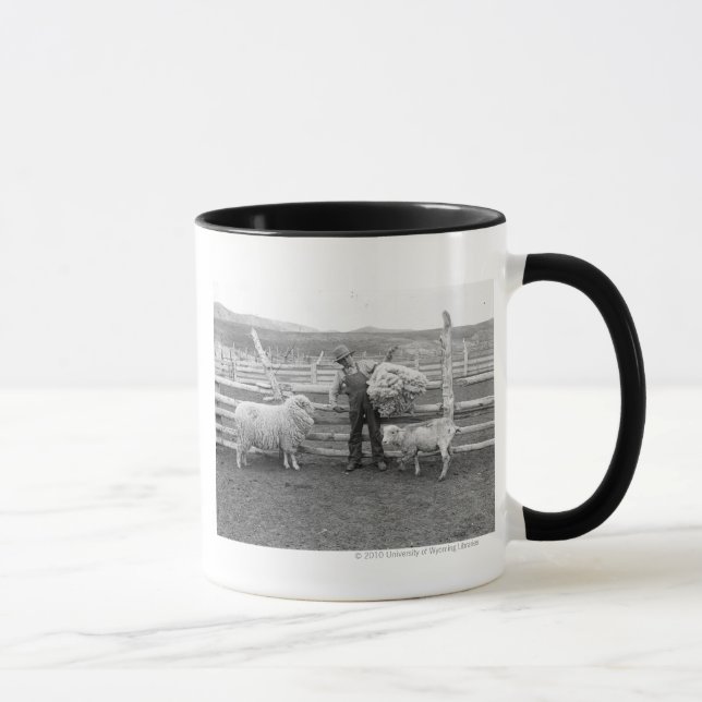 Junge, der ein Bündel Wollen hält Tasse (Rechts)
