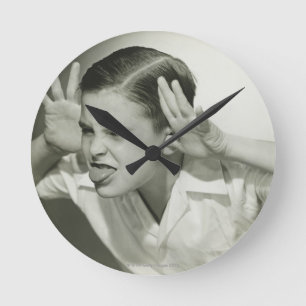 Junge, der Gesicht macht Runde Wanduhr