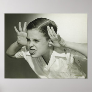 Junge, der sich ins Gesicht stellt Poster