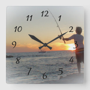 Junge, der weg von der Ozean-Pier-Uhr fischt Quadratische Wanduhr