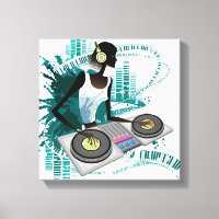 Junge Dj mit Turntable im Nachtclub