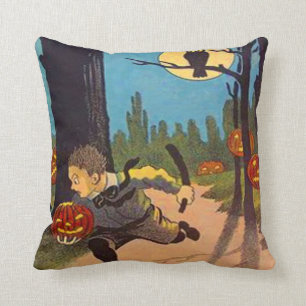 Junge erschreckt durch Jack O'Lanterns Kissen