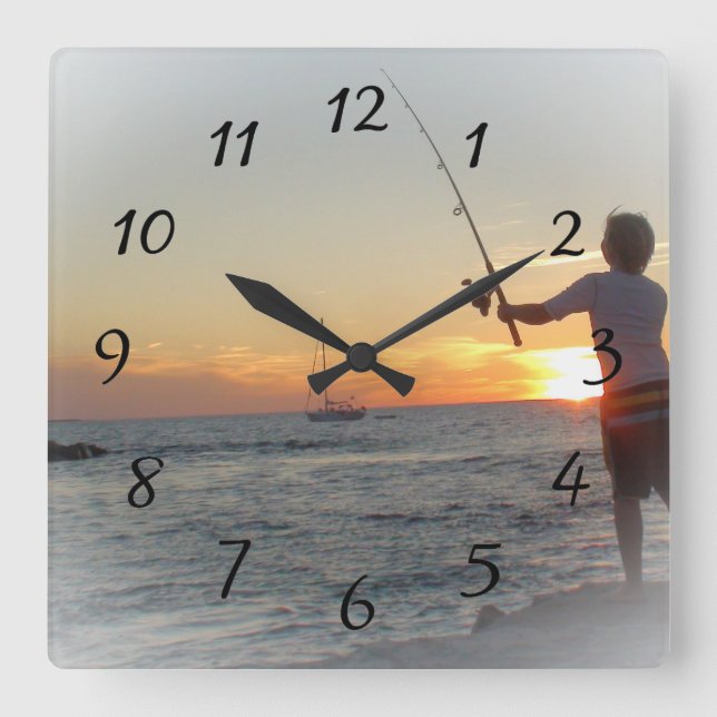 Junge fischen von der Seefernuhr Quadratische Wanduhr (Vorderseite)