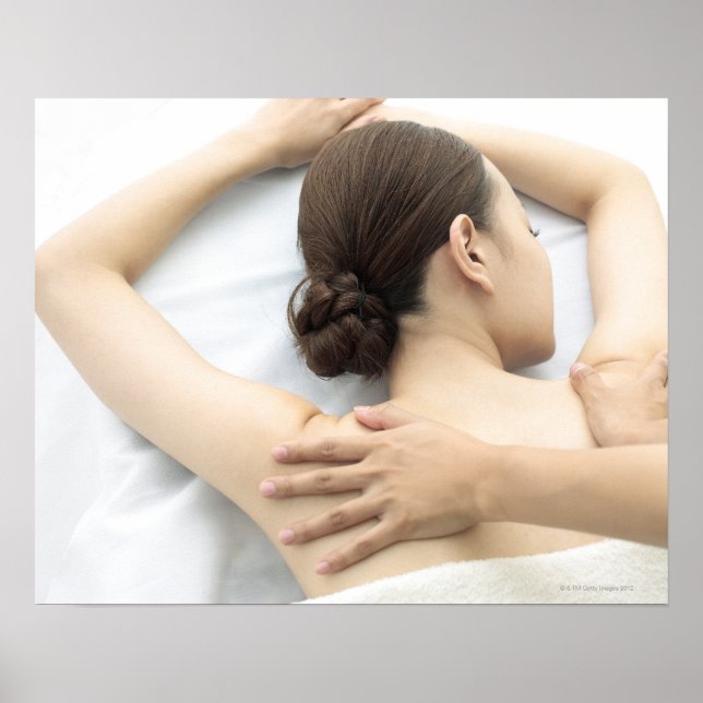 Junge Frau, die Massage erhält, Frau im Gesundheit Poster (Vorne)