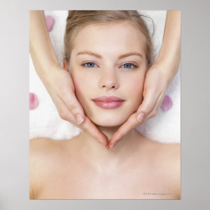 Junge Frau, die Massage erhält Poster