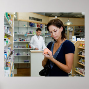 Junge Frau, die Medizin in der Apotheke Poster
