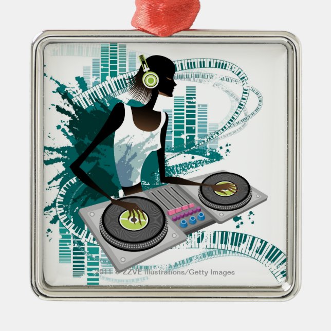 Junge Frau DJ, das Turntable im Nachtklub Silbernes Ornament (Vorne)