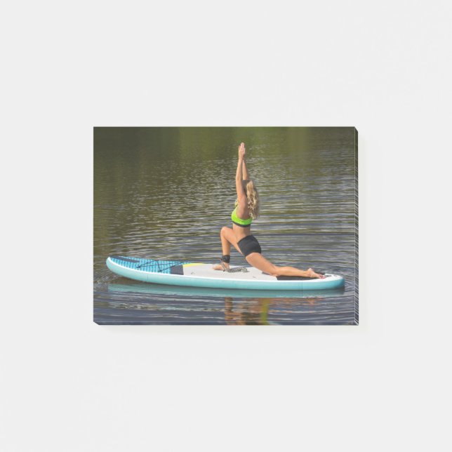Junge Frau im Krieger 1 Pose im SUP Post-it Klebezettel (Vorderseite)