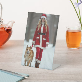 Junge Frau in Santa Claus Anzug Sockelschild