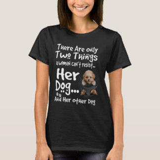Junge Frau kann ihren Hunden nicht länger widerste T-Shirt