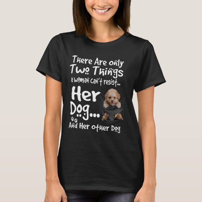 Junge Frau kann ihren Hunden nicht länger widerste T-Shirt (Vorderseite)