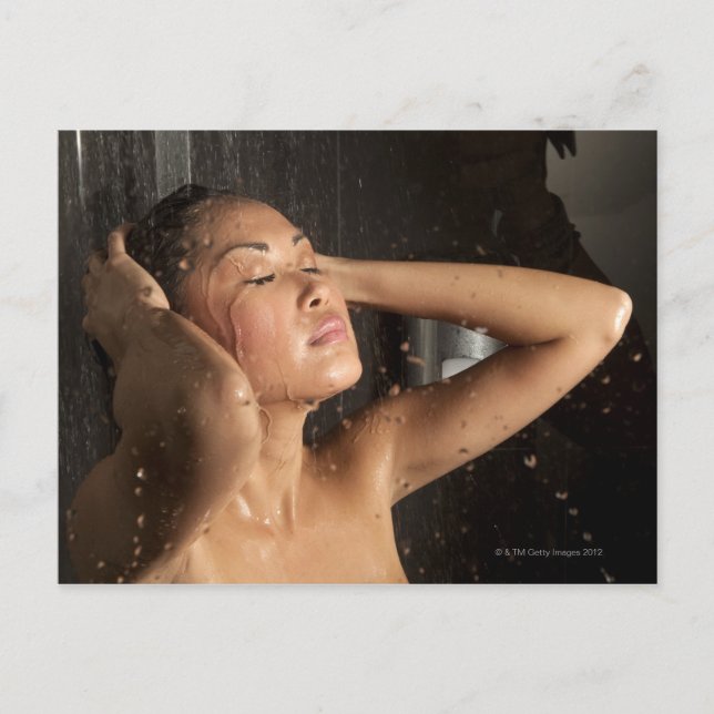 Junge Frau mit Dusche Postkarte (Vorderseite)