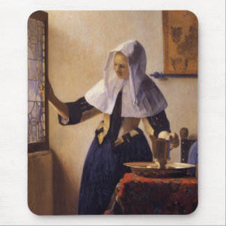 Junge Frau mit einem Wasser-Krug Mousepad