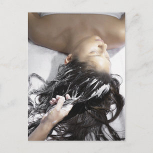 Junge Frau mit Haarbehandlung Postkarte