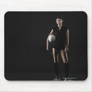 Junge Frau mit Volleyball, Portrait Mousepad