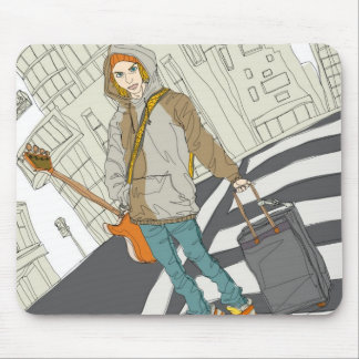 Junge Frau stehend auf Straße mit Gepäck Mousepad