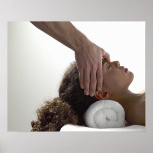 Junge Frauen, die eine Massage genießen Poster